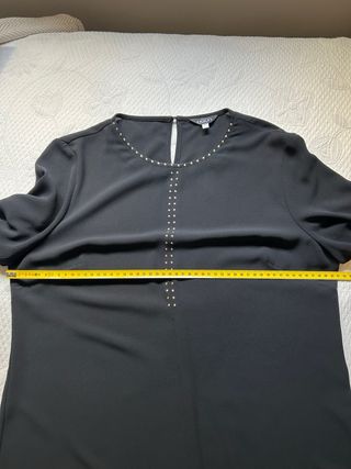 Camisa negra con tachuelas