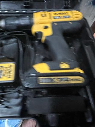 Taladro DeWalt 18V con cargador y baterías