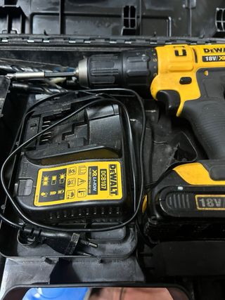 Taladro DeWalt 18V con cargador y baterías