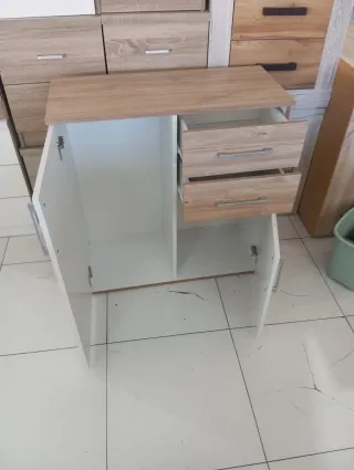 Cómoda de madera y blanco