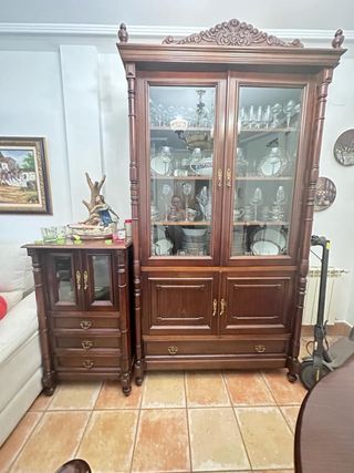 Mueble de madera vitrina y aparador