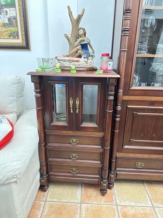 Mueble de madera vitrina y aparador