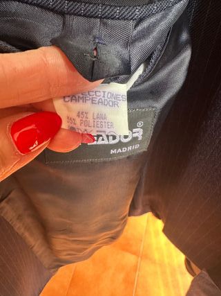 Traje de rayas azul marino