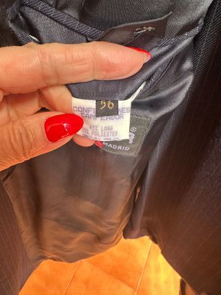 Traje de rayas azul marino