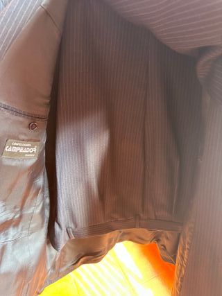 Traje de rayas azul marino