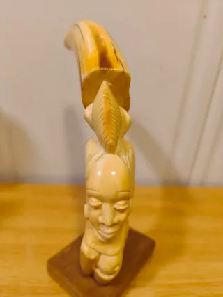 Figuras étnicas talladas