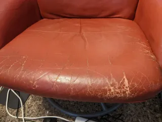 Sofá rojo reclinable de piel sintética