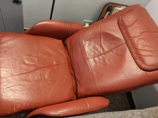 Sofá rojo reclinable de piel sintética