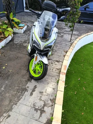 Moto Scooter Automática Plata