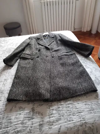 Abrigo de paño gris y negro