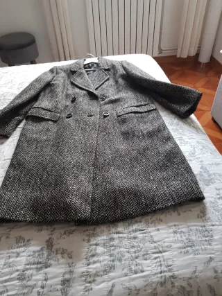 Abrigo de paño gris y negro