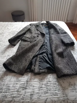 Abrigo de paño gris y negro