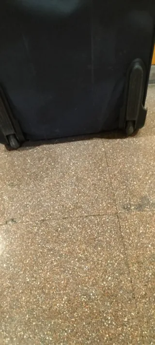 Maleta de viaje azul y marrón