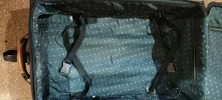 Maleta de viaje azul y marrón