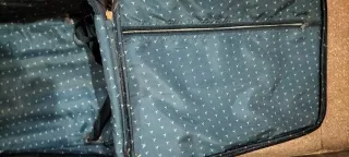 Maleta de viaje azul y marrón