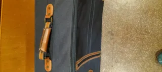 Maleta de viaje azul y marrón