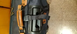 Maleta de viaje azul y marrón