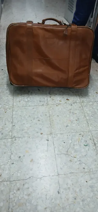 Maleta de viaje de piel con ruedas