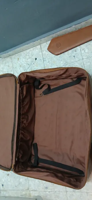 Maleta de viaje de piel con ruedas