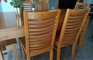 Seis sillas de comedor de madera.
