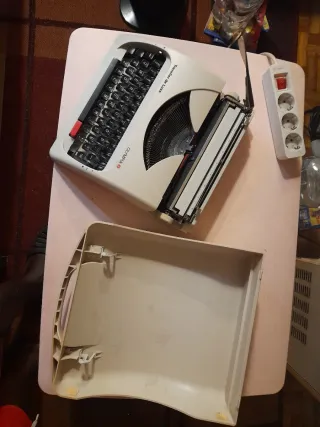 Máquina de escribir Olympia Traveller de Luxe