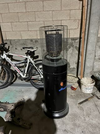 Estufa de butano negra y plateada