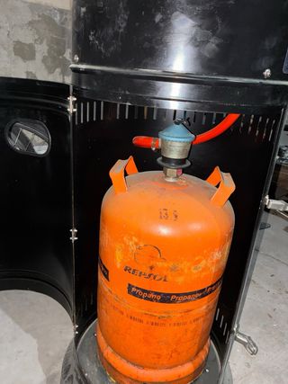 Estufa de butano negra y plateada