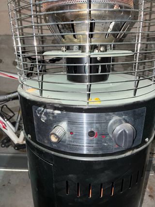 Estufa de butano negra y plateada