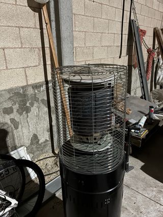 Estufa de butano negra y plateada