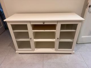 Aparador blanco con puertas de cristal