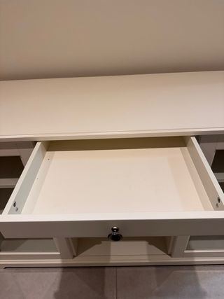 Aparador blanco con puertas de cristal