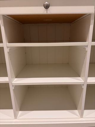 Aparador blanco con puertas de cristal