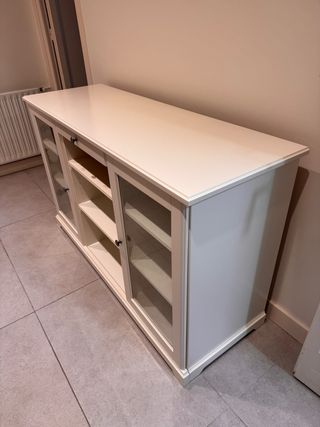 Aparador blanco con puertas de cristal