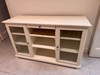 Aparador blanco con puertas de cristal