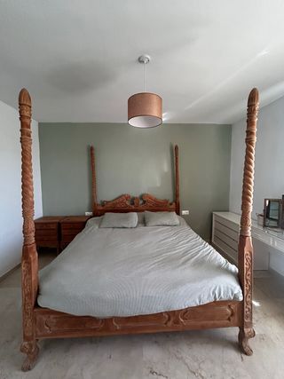 Estructura cama madera con dosel y mesita de noche