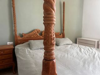 Estructura cama madera con dosel y mesita de noche