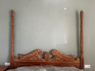 Estructura cama madera con dosel y mesita de noche