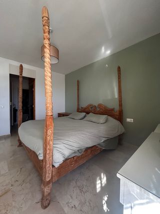 Estructura cama madera con dosel y mesita de noche