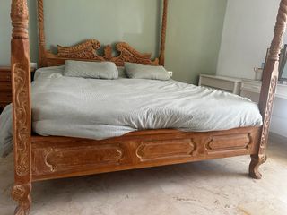 Estructura cama madera con dosel y mesita de noche