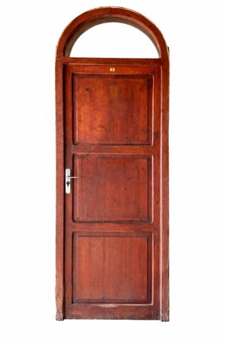 Puerta madera antigua con arco