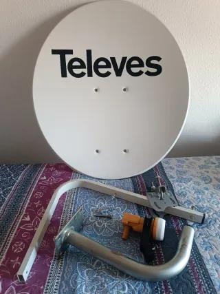 Antena Parabólica Televes con Soporte