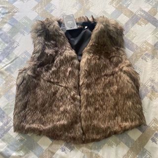 Chaleco de pelo marrón y multicolor