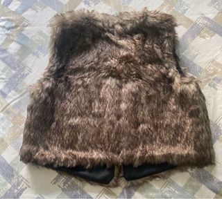 Chaleco de pelo marrón y multicolor