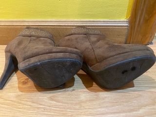 Botines tacón XTI pedrería marrón y dorado