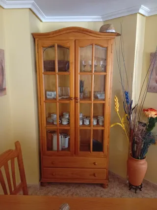 Vitrina de pino macizo con puertas de cristal