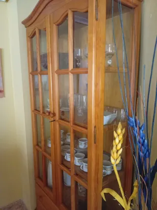 Vitrina de pino macizo con puertas de cristal