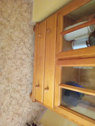 Vitrina de pino macizo con puertas de cristal