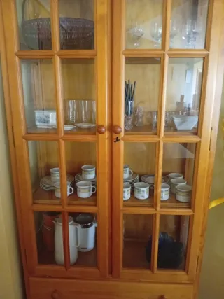 Vitrina de pino macizo con puertas de cristal