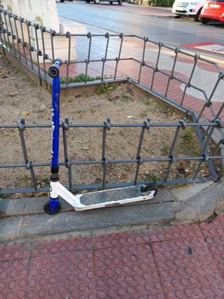 Patinete azul y blanco Decathlon