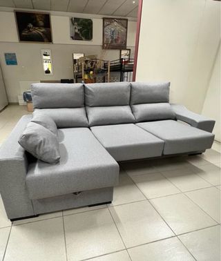 Sofá chaise longue gris con arcón